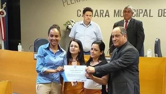 Homenagem entregue às filhas do Eng. Civ. Valter Aurélio