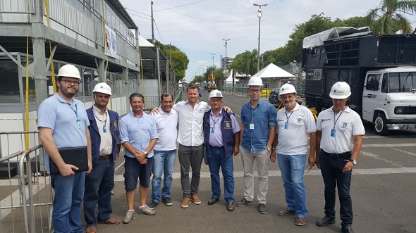 Equipe de fiscalização acompanhada dos inspetores Edi e Alexandre, prefeito Roni (ao centro) e o presidente da liga