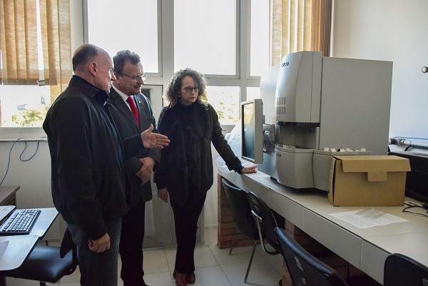 Existem laboratórios com equipamentos sem uso que custaram em torno de R$ 600 mil e se encontram em excelente estado