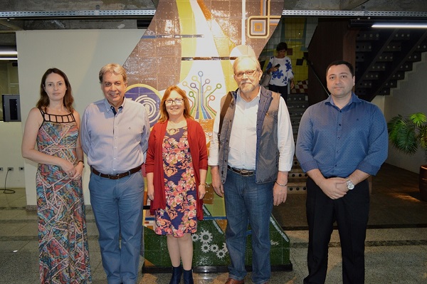 Cristiane de Oliveira (E); Francisco Almeida; Alice Helena Coelho Scholl; Ubiratan Oro e Eder Gomes (D) conhecem a estrutura do Conselho