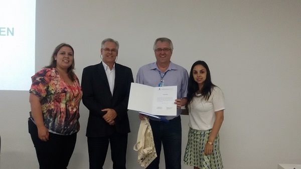 A partir da esq: Lia Geovana Sala (coordenadora do Curso de Eng. Civil), Fernando Wypyszynski (coordenador estágios Unijuí), Eng. Flotal João Lermen (CREA-RS) e Fernanda Pereira (curso de Engenharia Civil de Ijuí)