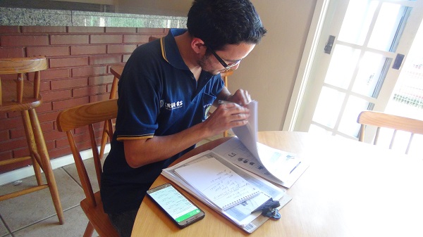 Agente fiscal Alexsandro Marques analisa algumas das documentações entregues pela Senar 