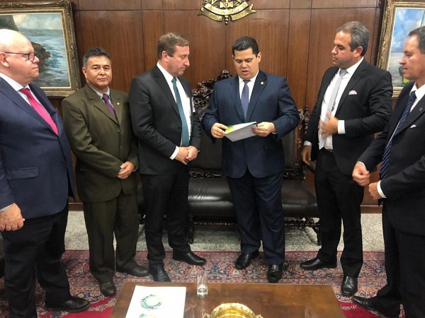 Presidente Joel Krüger entrega convite para o presidente do Senado, Davi Alcolumbre, participar da Semana Oficial da Engenharia e da Agronomia, em Palmas  