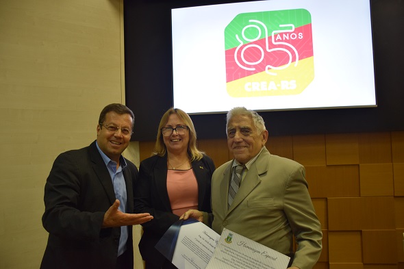 Primeiro inspetor eleito de Canoas recebe distinção
