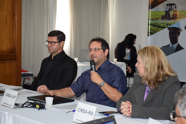 A partir da esquerda: Luis Sidnei Barbosa Machado, Marcelo Alexandre Prado e Cibele Elaine Vencato