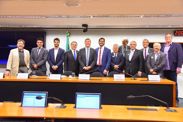 Parlamentares e participantes ao final da audiência pública da Frente Parlamentar da Engenharia