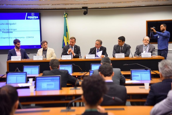 Joel registrou o posicionamento de entidades como a ABEE e a CCEEE sobre a importância de manter o controle estratégico do setor elétrico nas mãos do Estado