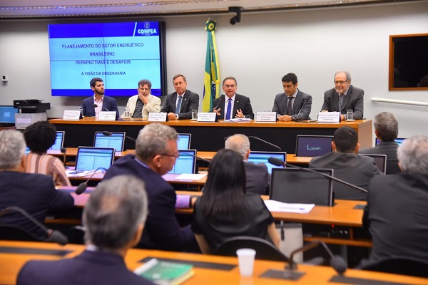 Presidente da Frente, Leônidas Cristino ressalta a queda de investimentos em infraestrutura e a necessidade de proteger as subsidiárias das estatais