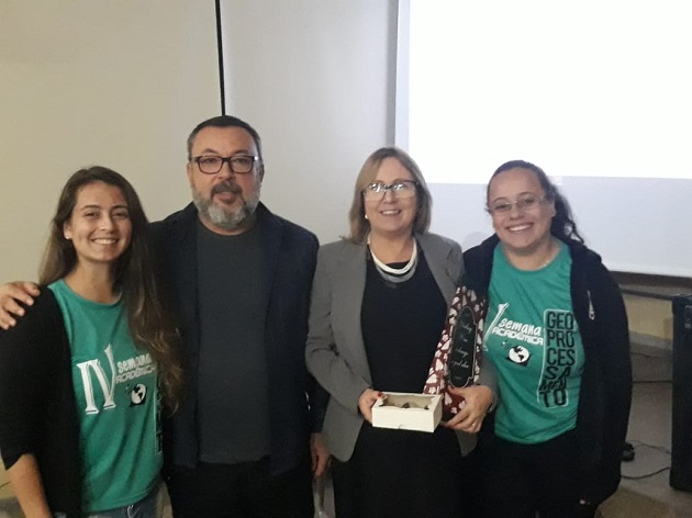 Engenheira Alice e Geógrafo Emílio são agraciados pelos estudantes