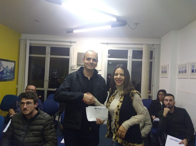 Eng. Magda entrega registro ao Eng. Arthur
