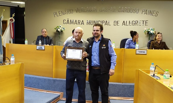 Eng. Cera (à dir.) entrega homenagem ao Eng. Dilson