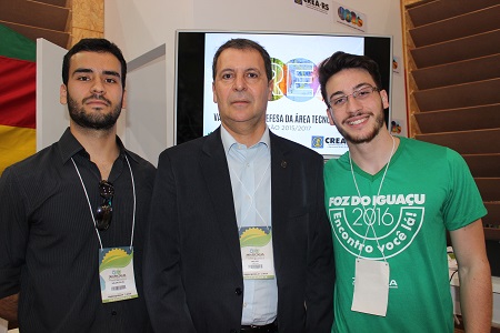 Eng. Melvis entre os estudantes Solon e Leonardo (à direita)