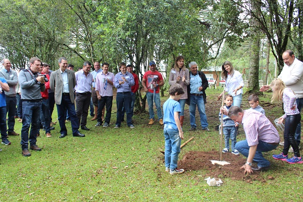 O plantio de muda de árvore marca o evento todos os anos