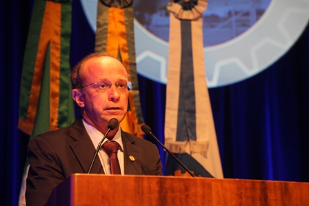 Deputado Villaverde ressalta qualidades profissionais do Eng. Melvis, que foi seu aluno na Engenharia da PUCRS