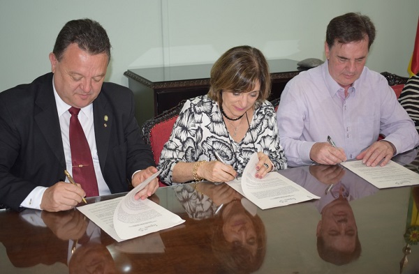 A assinatura do convênio ocorreu no Salão Nobre da Prefeitura de Erechim