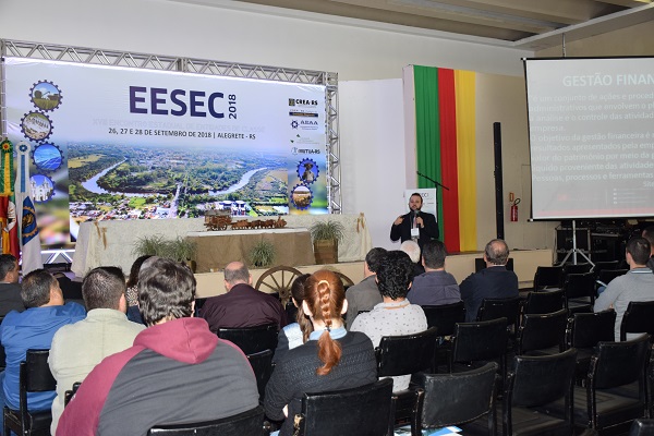 Palestra orientou presentes a manter uma boa gestão financeira