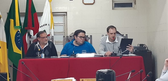Junto ao presidente do Legislativo e proponente da Sessão, o agente fiscal Luiz Araújo e o inspetor Eng. Gräbin