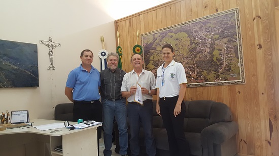 Prefeito de Iraí recebendo inspetores do CREA-RS