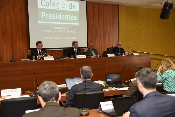 A mesa de abertura do evento, contou com a presença do presidente do Confea, Eng. Civ. Joel Krüger (E); do presidente do Crea-GO e coordenador do CP, Eng. Francisco Almeida; d o presidente do Crea-SE e vice-coordenador do CP, Eng. Agr. Arício Resende; e o diretor-presidente em exercício da Mútua, Eng. Civ. Marcelo Morais (D)