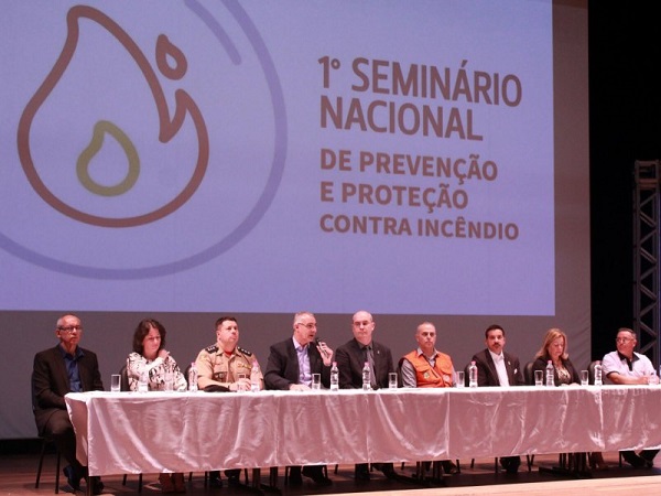 A Engenheira Civil Elizabeth Trindade Moreira, coordenadora adjunta da Câmara de Engenharia Civil do CREA-RS, representou a diretoria do Conselho gaúcho