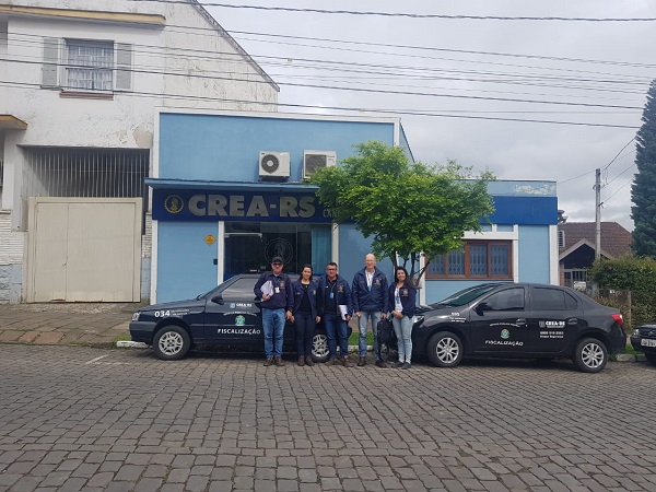 Agentes fiscais sob a supervisão de Alessandra Borges