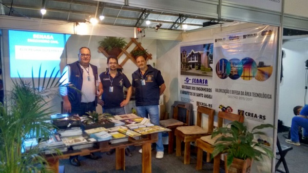 Agentes fiscais no estande da Senasa