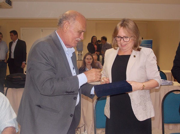 O presidente do CREA-SE entrega as homenagens