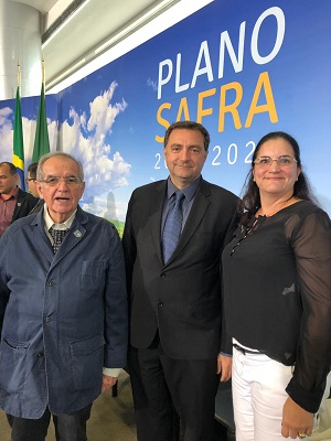 O Eng. Agrônomo Kleber Santos, coordenador da CCEAGRO, entre a Eng. Agrônoma Andrea Brondani da Rocha, coordenadora do CDER-RS, e o conselheiro federal Eng. João Bosco de Andrade