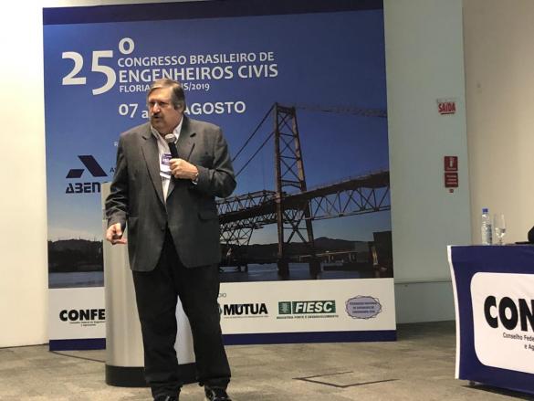 Secretário da Abenc, eng. civ. Luiz Capraro, durante palestra