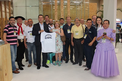 Conselheiros da Câmara da Engenharia Civil presenteiam Eng. Melvis 