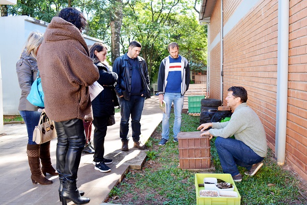 A compostagem não necessita de nenhum equipamento complexo 