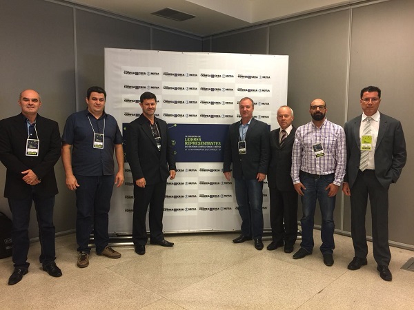 Terceiro, a partir da esquerda, o Eng. Plast. Luís Sidnei Barbosa Machado foi eleito coordenador adjunto da CCEEQ