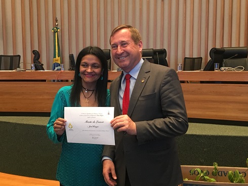 Deputada Telma Rufino entregando ao presidente Joel Krüger moção de reconhecimento 