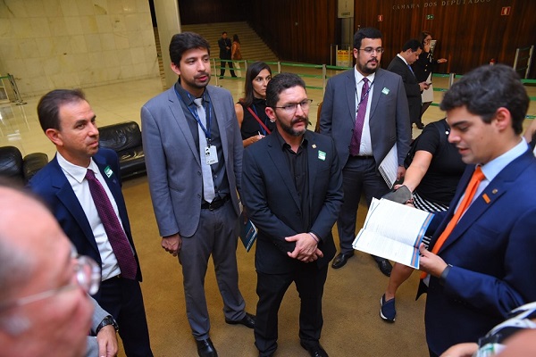 Deputado Mitraud recebendo a Agenda Legislativa do Sistema