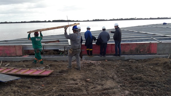 Já foram colocadas as estruturas metálicas nos deques