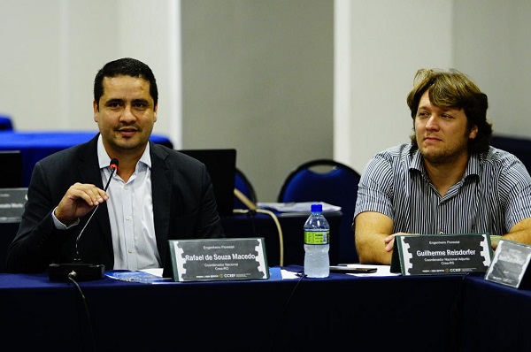 Rafael Macedo (esq.) e Guilherme Reisdorfer