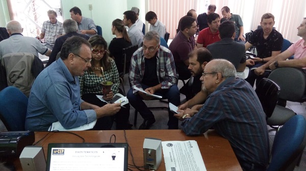 Formação em grupo para discutir propostas