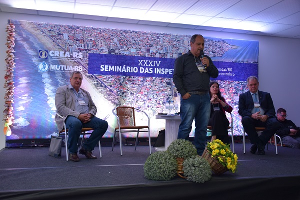 A partir da esq: Inspetor-chefe de Tramandaí, Eng. Civ. Milton Roberto Bittencourt, coord.-adj. Eng. Eletr. Luis Henrique Nunes Motta, coord. Eng. Amb. Nanci Walter e vice-presidente no exercício da presidência, Eng. Agr. Gustavo Lange 