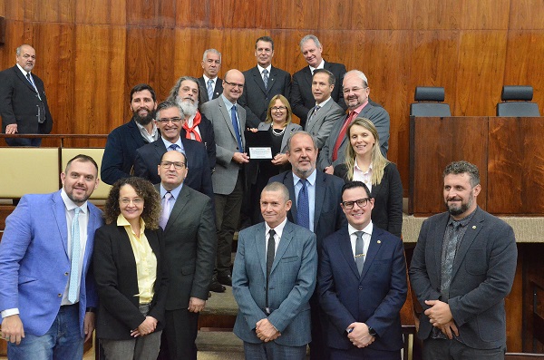 A Eng. Alice recebe uma placa em homenagem aos 85 anos do CREA-RS