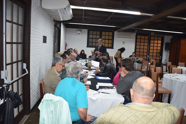 Em pé, presidente do CREA-RS, Eng. Agr. Gustavo Lange 