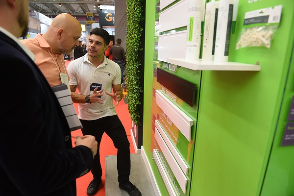 Expositores apresentam seus produtos
