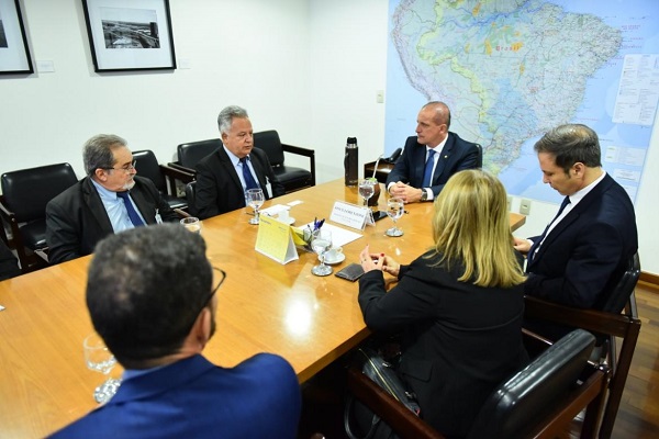 Vice-presidente e conselheiros do Confea recepcionaram a presidente em exercício do Crea-RS e o deputado Luís Augusto Lara (PTB/RS) na sede do Conselho, antes da agenda na Casa Civil