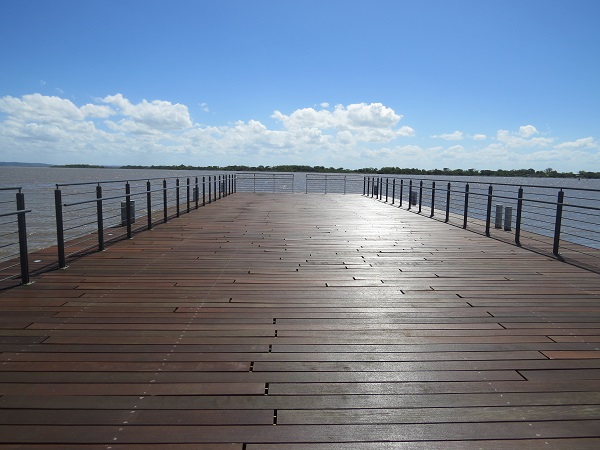 Um dos três decks em madeira parcialmente concluído