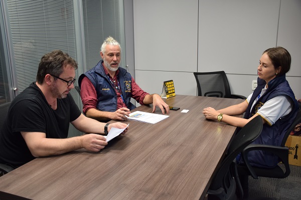 Entrega de relatório à Gerência de Patrimônio do Grêmio 