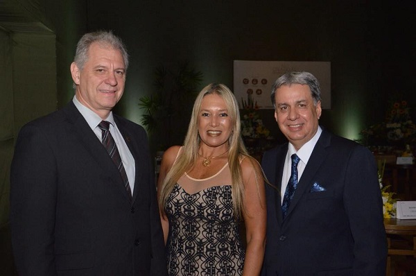 Eng. Francisco Almeida, presidente do CREA-GO e coordenador do Colégio de Presidentes, entre Eng. Gustavo Lange e a conselheira Eng. Agr. Eliana Silveira