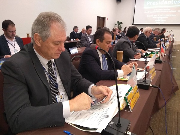 O Engenheiro Agrônomo Gustavo André Lange, vice-presidente no exercício da Presidência do CREA-RS, participa da reunião