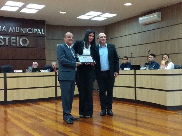 O inspetor-chefe de Esteio, Rubem Silveira, e a coordenadora da Inspetoria, Eng. Ambiental Nanci Walter, em homenagem