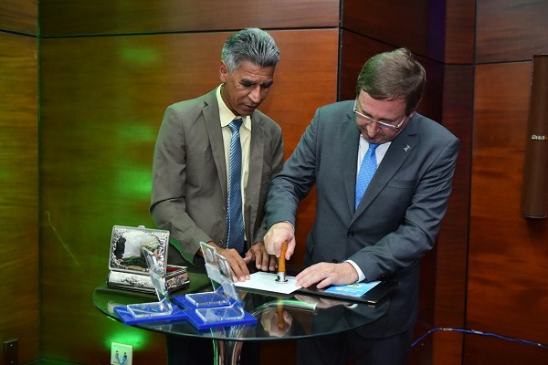 Presidente do Confea oblitera selo da 76ª Soea