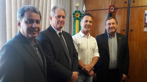 O presidente do Confea, Eng. Krüger, acompanhado do Eng. Gustavo e do Eng. Agr. Francisco Antônio Silva de Almeida, coordenador do Colégio de Presidentes, em reunião com o Deputado Lara