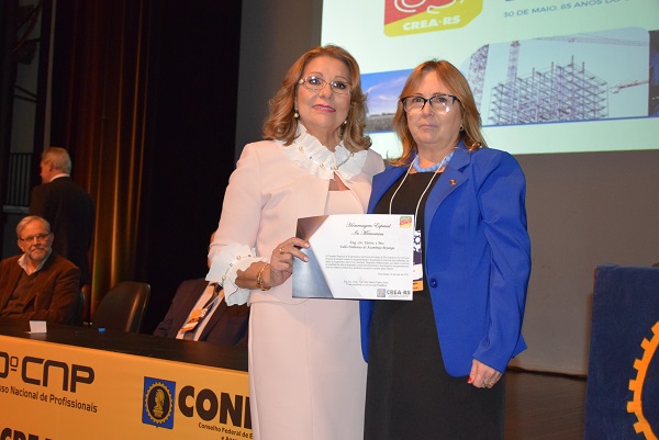 Recentemente, o Eng. Eddo também foi homenageado pelo CREA-RS. A homenagem foi recebida por sua esposa, Marilene Pretto Stangherlin